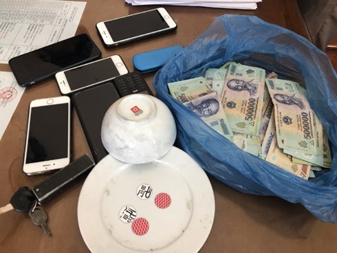 Thanh Hóa: Đột kích ổ nhóm đánh bạc bắt giữ 13 đối tượng - Hình 1