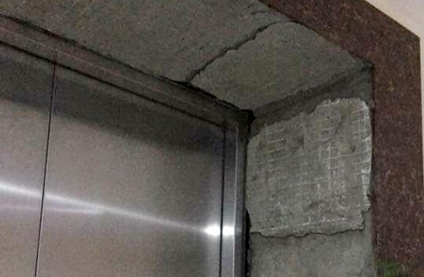 Sự cố rơi gạch ốp cửa thang máy, một bé trai 6 tuổi phải nhập viện
