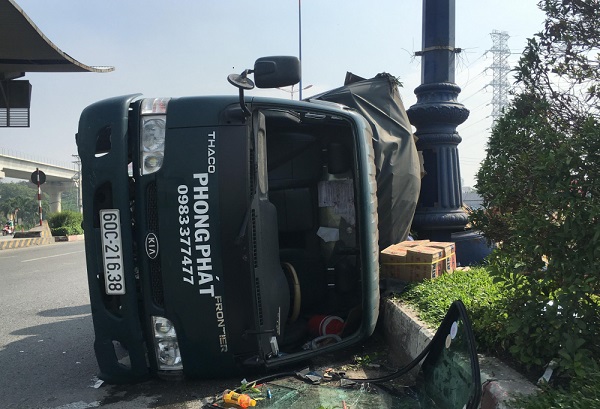 Xe tải bất ngờ lao vào dải phân cách, 1 người bị thương - Hình 1