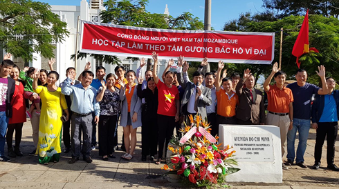 Người Việt tại Mozambique gặp gỡ nhân kỷ niệm 128 năm ngày sinh Bác Hồ - Hình 1