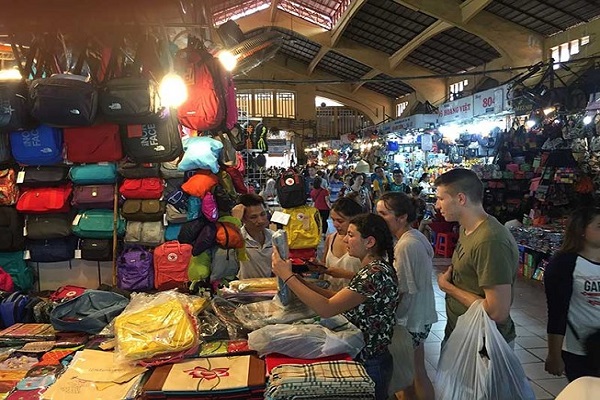 Hàng giả đội lốt hàng hiệu tràn lan trong chợ Bến Thành - Hình 1