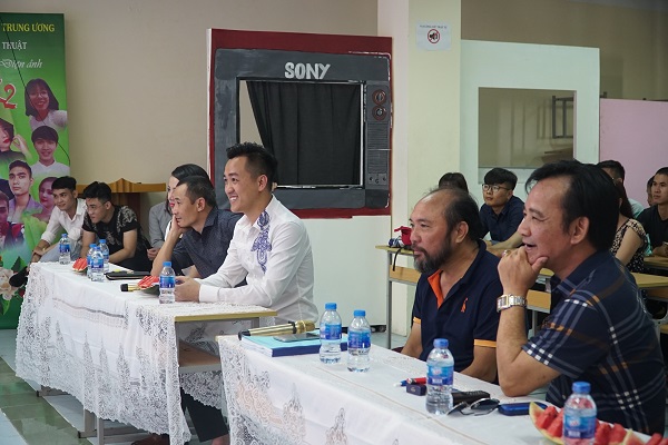 Casting tìm kiếm làn gió mới cho seri tiểu phẩm hài 'Vỗ ngực làm tôi' - Hình 2