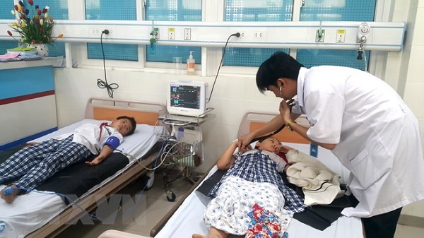 Quảng Ngãi: 40 học sinh nhập viện nghi do ngộ độc trà sữa
