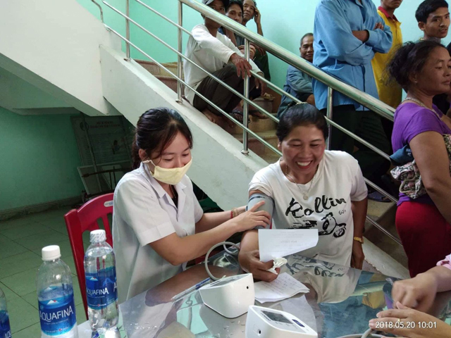 Khám bệnh, phát thuốc miễn phí và trao quà cho người nghèo ở Quảng Trị - Hình 8