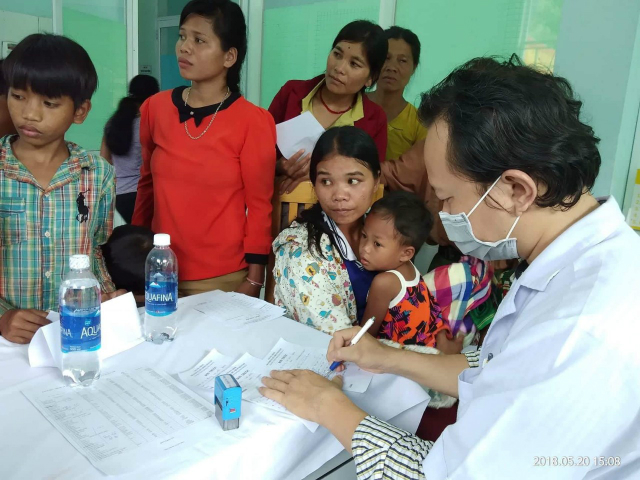 Khám bệnh, phát thuốc miễn phí và trao quà cho người nghèo ở Quảng Trị - Hình 1