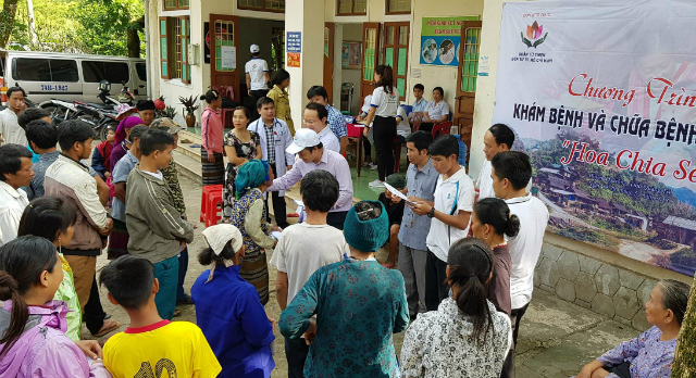 Khám bệnh, phát thuốc miễn phí và trao quà cho người nghèo ở Quảng Trị - Hình 3
