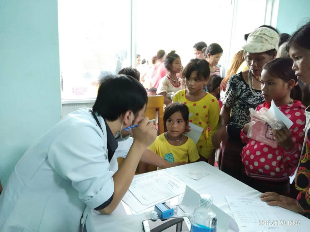 Khám bệnh, phát thuốc miễn phí và trao quà cho người nghèo ở Quảng Trị - Hình 9