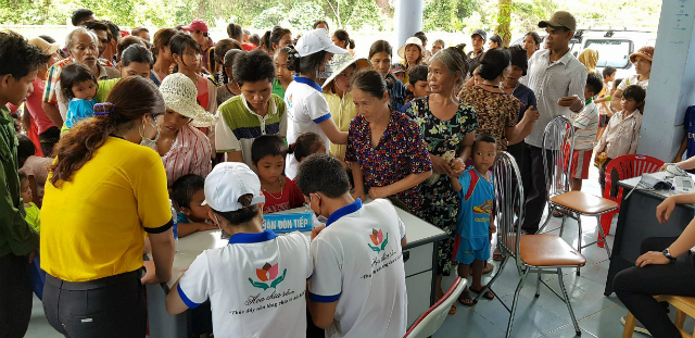 Khám bệnh, phát thuốc miễn phí và trao quà cho người nghèo ở Quảng Trị - Hình 5