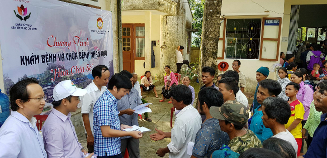 Khám bệnh, phát thuốc miễn phí và trao quà cho người nghèo ở Quảng Trị - Hình 2