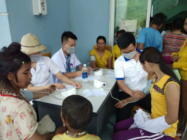 Khám bệnh, phát thuốc miễn phí và trao quà cho người nghèo ở Quảng Trị - Hình 7