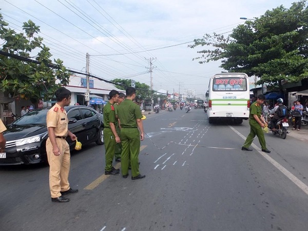 Va chạm xe buýt với xe máy, 1 phụ nữ tử vong