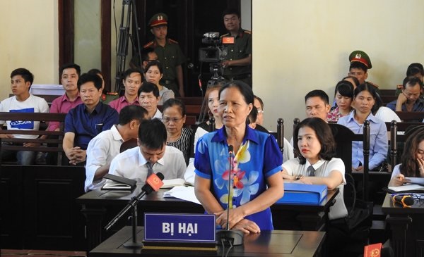 Ngày thứ 5 xét xử vụ chạy thận BVĐK tỉnh Hòa Bình: Người nhà bị hại đều xin giảm tội cho các bị cáo - Hình 1