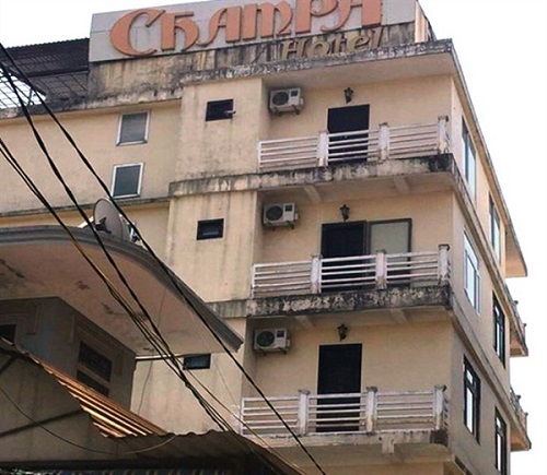 Đi đòi nợ chủ khách sạn không được, rút dao bấm đâm nhân viên lễ tân nguy kịch