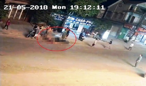 Nghệ An: Va chạm với xe container, 3 mẹ con đi xe máy thương vong
