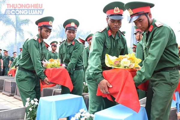 Gia Lai: Tổ chức Lễ truy điệu và an táng 21 hài cốt liệt sĩ hy sinh tại Campuchia - Hình 4