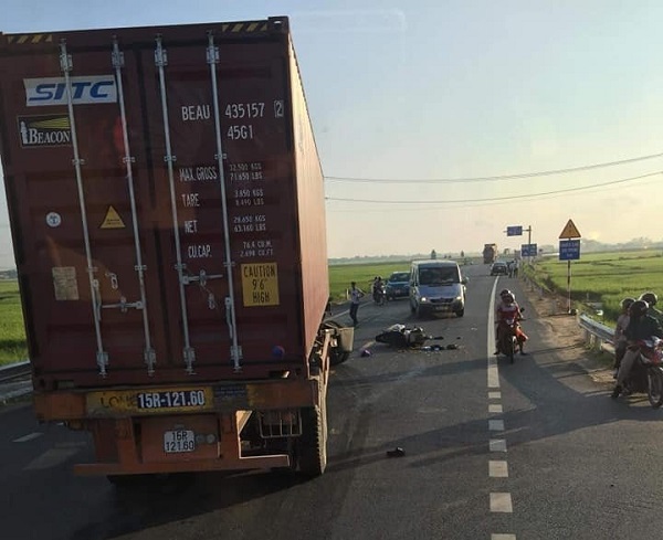 Thái Bình: Tai nạn nghiêm trọng giữa xe đầu kéo và xe máy khiến 2 người tử vong - Hình 1