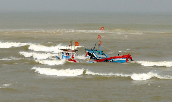 Thanh Hóa: Tàu đánh cá chìm giữa biển, 6 thuyền viên may mắn thoát nạn