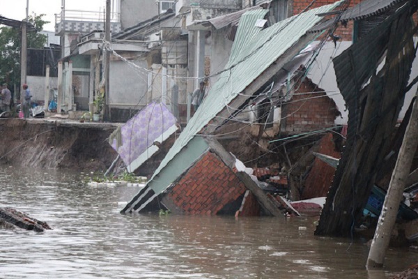 Vụ sạt lở ở sông Ô Môn: Hỗ trợ hơn 400 triệu đồng cho các hộ dân bị ảnh hưởng - Hình 1