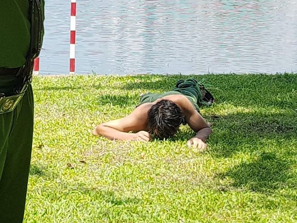 Nam thanh niên nghi ngáo đá, nằm 'gặm cỏ' trên bờ Hồ Thiền Quang - Hình 1
