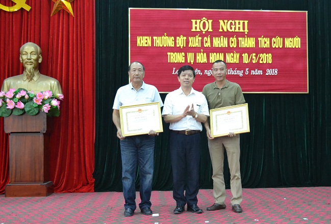 Khen thưởng 2 cá nhân trong vụ cháy ở quận Long Biên - Hình 1