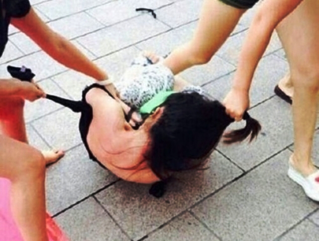 Nghệ An: Khởi tố nhóm phụ nữ tổ chức đánh ghen dã man - Hình 1