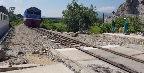 Thanh Hóa: Nỗ lực thông tuyến sau vụ tai nạn đường sắt nghiêm trọng - Hình 2