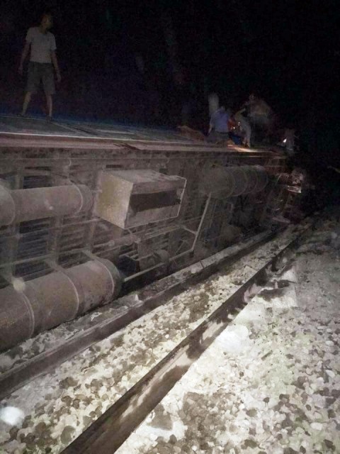 Thanh Hóa: Tai nạn đường sắt nghiêm trọng, 8 toa tàu bị lật khiến 2 người tử vong - Hình 2