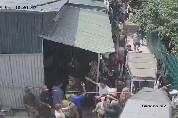 Hà Nội: Nhóm côn đồ tấn công nhà dân giữa ban ngày