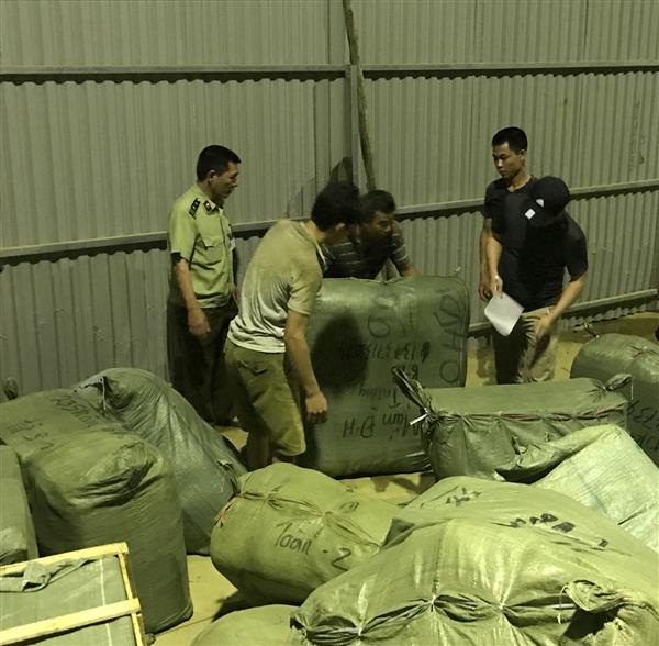 Lạng Sơn: Thu giữ nhiều sản phẩm hàng may mặc lậu