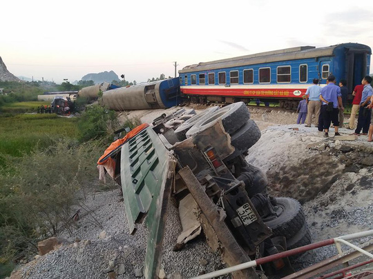 Thanh Hóa: Tai nạn đường sắt nghiêm trọng, 8 toa tàu bị lật khiến 2 người tử vong - Hình 1