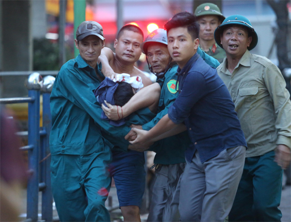 Hà Nội: Cháy chung cư Fodacon Bắc Hà, hàng trăm người hoảng loạn tháo chạy - Hình 7