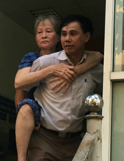Hà Nội: Cháy chung cư Fodacon Bắc Hà, hàng trăm người hoảng loạn tháo chạy - Hình 6