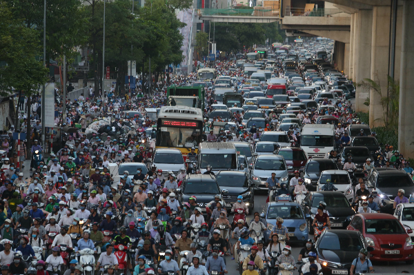 Hà Nội: Cháy chung cư Fodacon Bắc Hà, hàng trăm người hoảng loạn tháo chạy - Hình 9