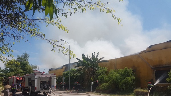 Nam Định: Cháy lớn thiêu rụi một kho chứa bông sợi tại Cụm công nghiệp An Xá - Hình 1