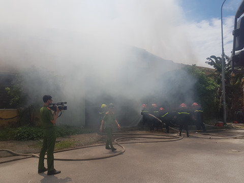 Nam Định: Cháy lớn thiêu rụi một kho chứa bông sợi tại Cụm công nghiệp An Xá - Hình 2