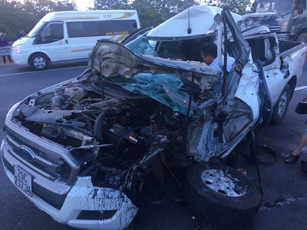 Va chạm giữa xe bán tải và xe tải, một người bị thương nặng