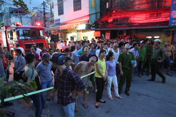 Hà Nội: Cháy chung cư Fodacon Bắc Hà, hàng trăm người hoảng loạn tháo chạy - Hình 8