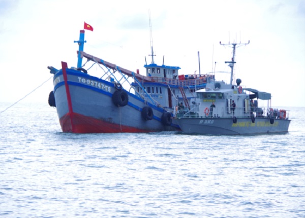 Sóc Trăng: Phát hiện tàu chở 55.000 lít dầu DO không rõ nguồn gốc