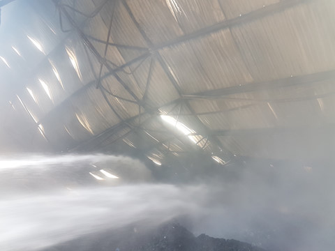 Nam Định: Cháy lớn thiêu rụi một kho chứa bông sợi tại Cụm công nghiệp An Xá - Hình 4
