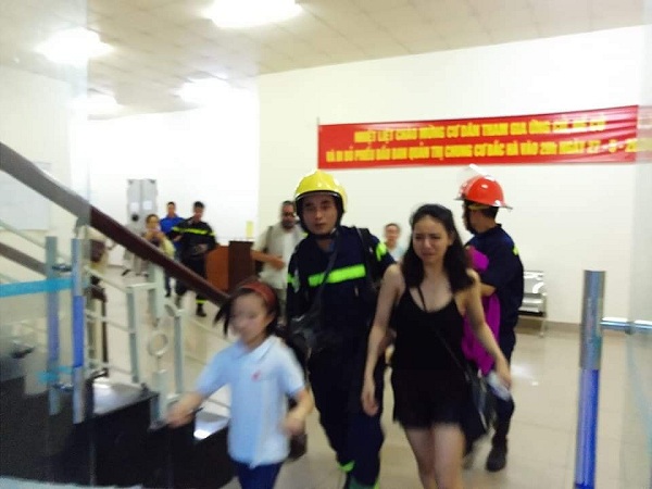 Hà Nội: Cháy chung cư Fodacon Bắc Hà, hàng trăm người hoảng loạn tháo chạy - Hình 5