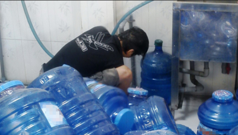 Không nên mua nước uống đóng chai, nước đá dùng liền không rõ nguồn gốc