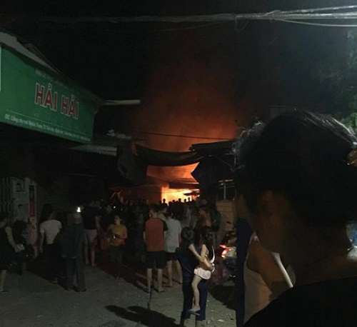 Cháy chợ ở Nghệ An: 3 ki ốt bị thiêu rụi, ước tính thiệt hại khoảng 300 triệu đồng - Hình 1