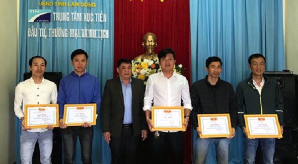 Khen thưởng 5 người tự nguyện đưa thi thể phượt thủ khỏi thác Lao Phào - Hình 1