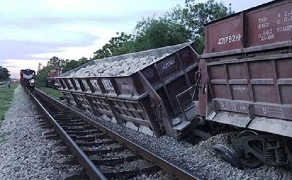 Nghệ An: Tàu chở đá bị trật bánh, lật nghiêng