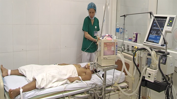 Nghệ An: Ngạt khí dưới hầm tàu cá, 5 ngư dân nhập viện cấp cứu