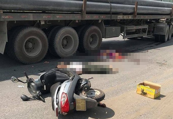 Hưng Yên: Va chạm giữa xe máy với xe ô tô đầu kéo, 2 vợ chồng chết thảm - Hình 1