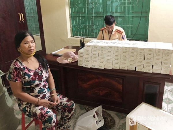Nghệ An: Kiểm tra xe khách, phát hiện hơn 800 bao thuốc lá lậu - Hình 1