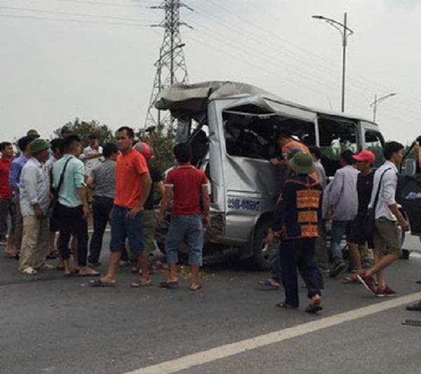 Tai nạn xe tải đâm xe khách trên cao tốc Hà Nội-Bắc Giang, 8 người thương vong - Hình 1