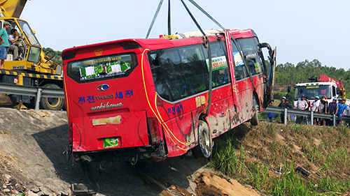 Ô tô khách lao xuống ruộng, hành khách hoảng loạn kêu cứu