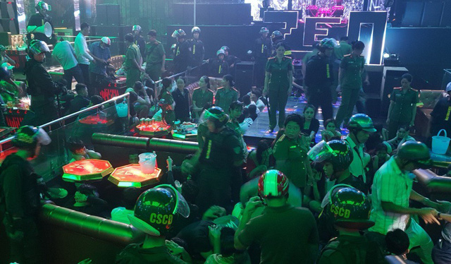 Kiên Giang: Đột kích quán bar, phát hiện nhiều hung khí nguy hiểm